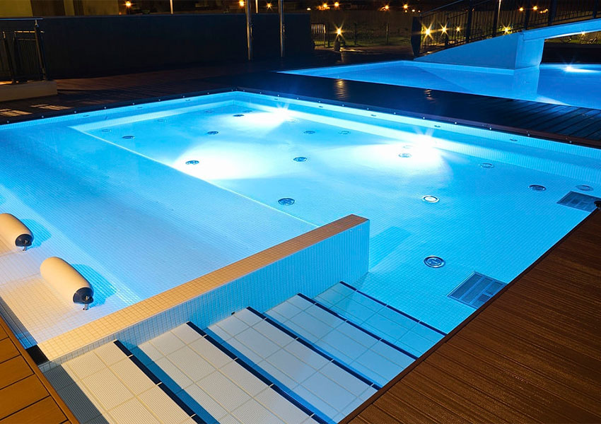 Iluminação de piscina com LED colorido
