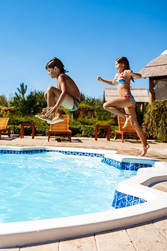 Equipe da Click Piscinas em serviço